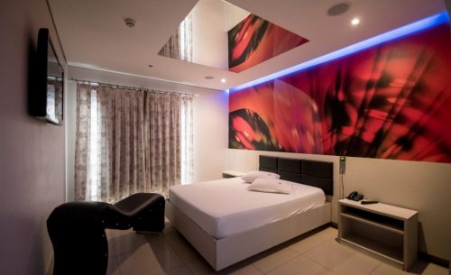 Conheça a suíte Piscina, Hidro & Sauna e garanta a sua reserva já no Caribe Motel!