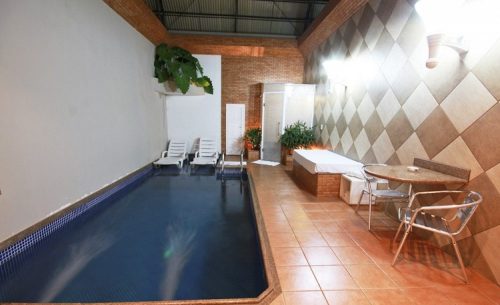 Conheça a suíte Piscina & Sauna e garanta a sua reserva já no Caribe Motel!